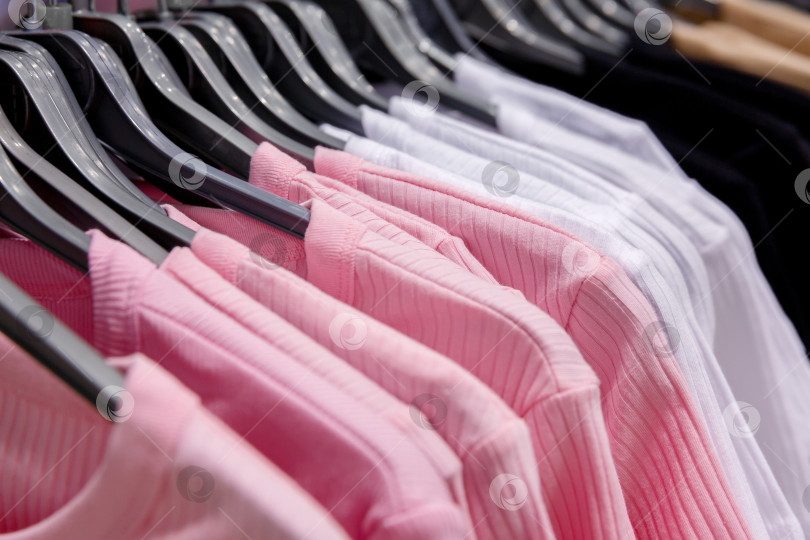 Скачать одежда на вешалках в торговом центре фотосток Ozero