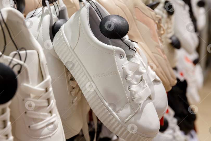 Скачать обувь на вешалке и в витрине магазина фотосток Ozero