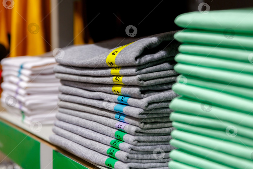 Скачать стопка одежды в торговом центре фотосток Ozero
