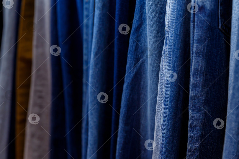 Скачать на витрине висело множество джинсов фотосток Ozero