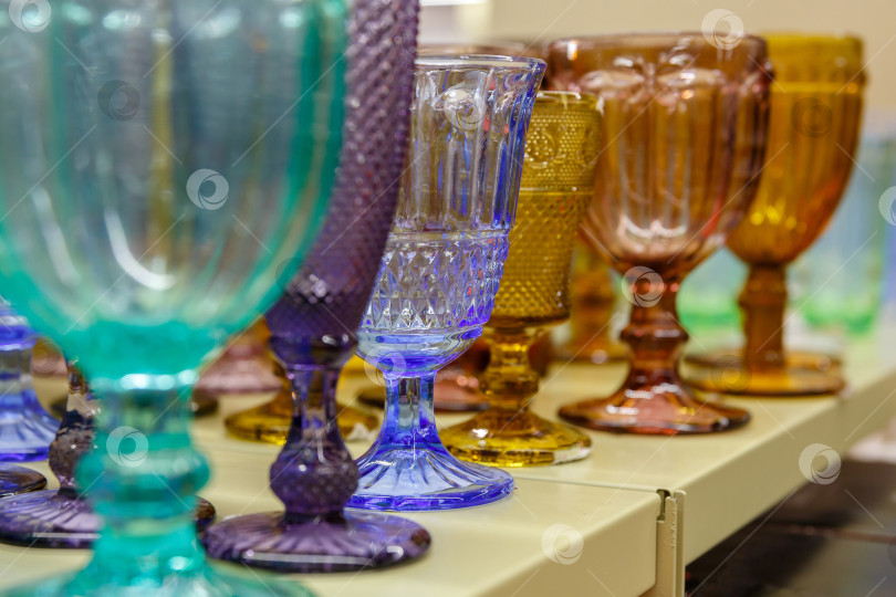 Скачать бокалы из стеклянной или хрустальной посуды на полке фотосток Ozero