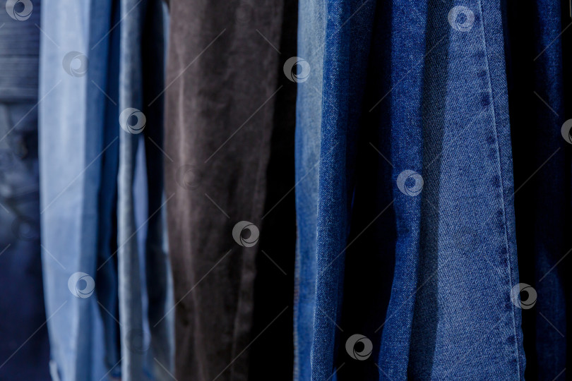 Скачать на витрине висело множество джинсов фотосток Ozero