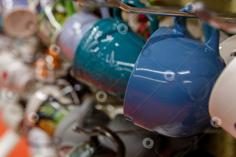 Скачать кружки висят на крючках в витрине магазина фотосток Ozero