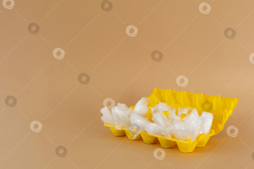 Скачать пластиковые пакеты в пластиковом контейнере для яиц фотосток Ozero