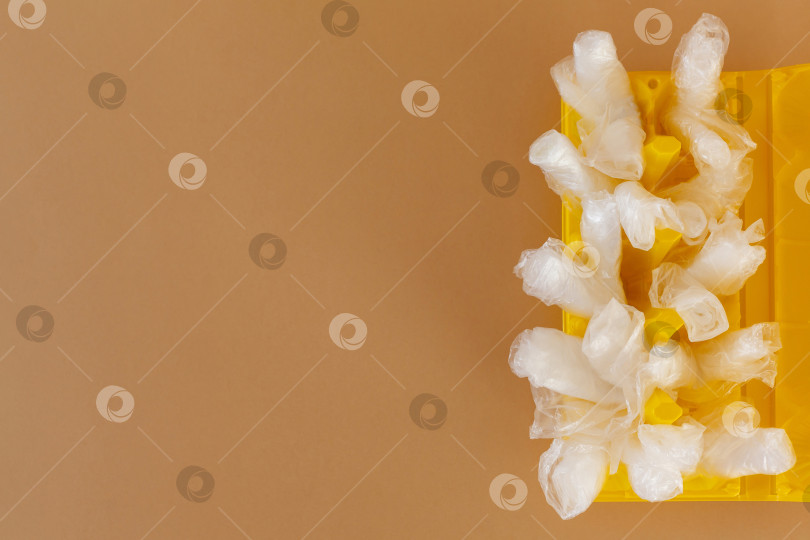 Скачать пластиковые пакеты в пластиковом контейнере для яиц фотосток Ozero