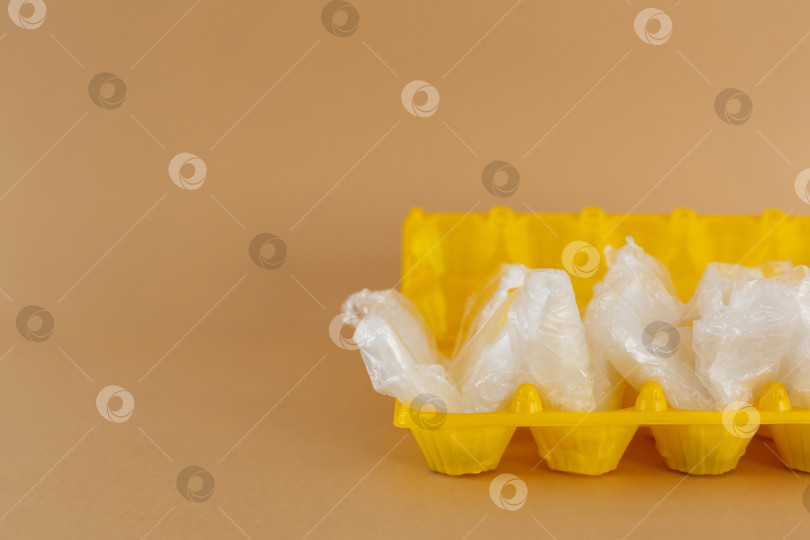 Скачать пластиковые пакеты в пластиковом контейнере для яиц фотосток Ozero