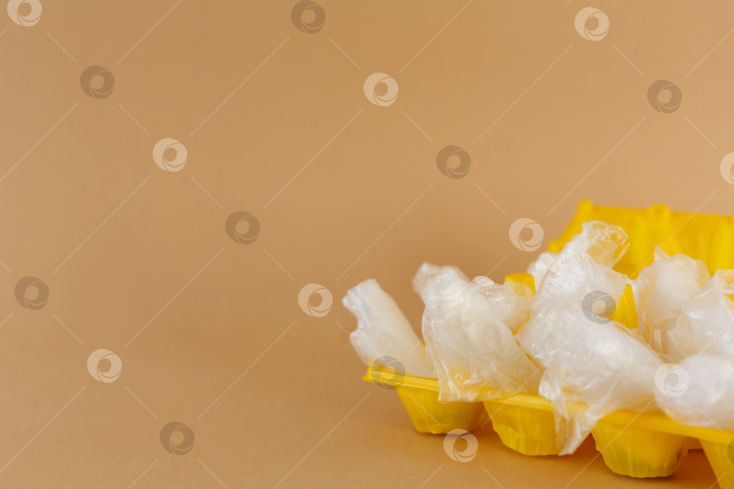 Скачать пластиковые пакеты в пластиковом контейнере для яиц фотосток Ozero