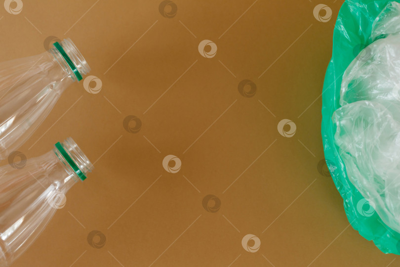 Скачать Пластиковые бутылки и полиэтиленовые пакеты на коричневом фоне фотосток Ozero