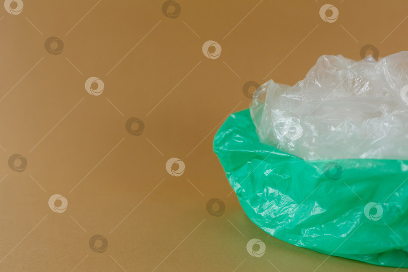 Скачать прозрачные одноразовые пластиковые пакеты на коричневом фоне фотосток Ozero