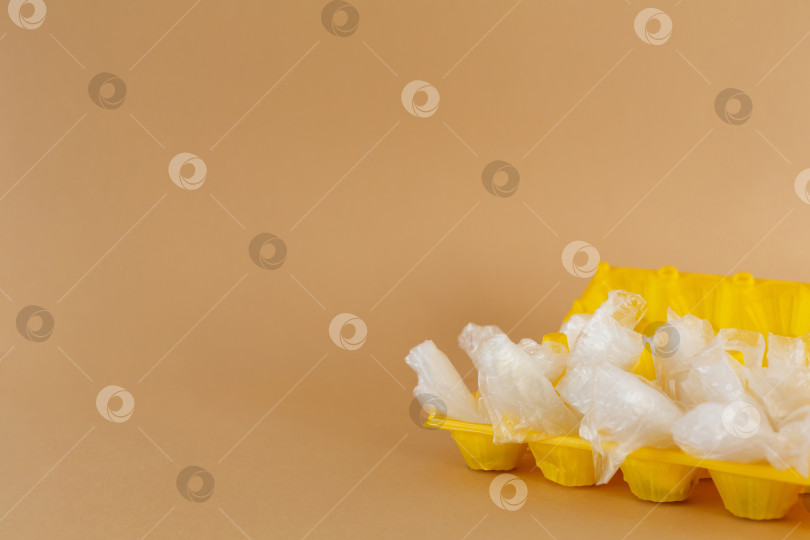 Скачать пластиковые пакеты в пластиковом контейнере для яиц фотосток Ozero