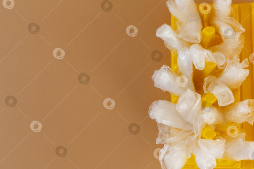 Скачать пластиковые пакеты в пластиковом контейнере для яиц фотосток Ozero