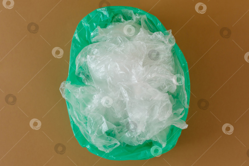 Скачать прозрачные одноразовые пластиковые пакеты на коричневом фоне фотосток Ozero