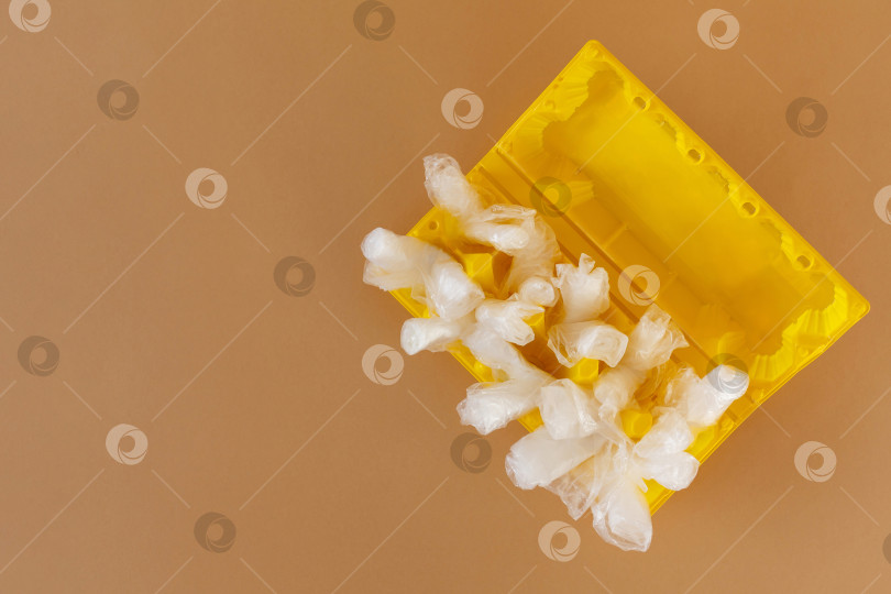 Скачать пластиковые пакеты в пластиковом контейнере для яиц фотосток Ozero