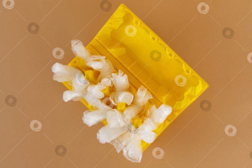 Скачать пластиковые пакеты в пластиковом контейнере для яиц фотосток Ozero