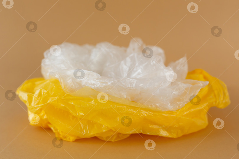 Скачать прозрачные одноразовые пластиковые пакеты на коричневом фоне фотосток Ozero