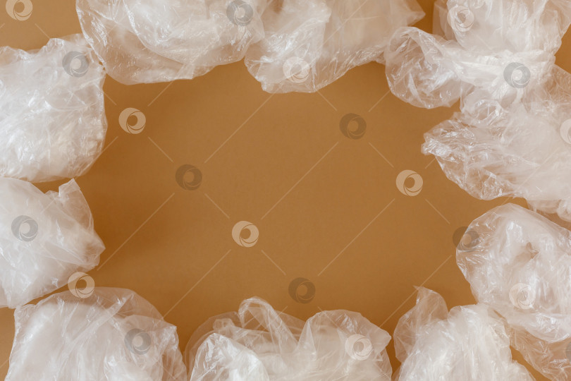 Скачать прозрачные одноразовые пластиковые пакеты на коричневом фоне фотосток Ozero