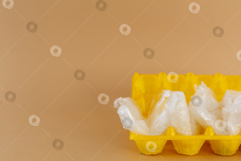 Скачать пластиковые пакеты в пластиковом контейнере для яиц фотосток Ozero