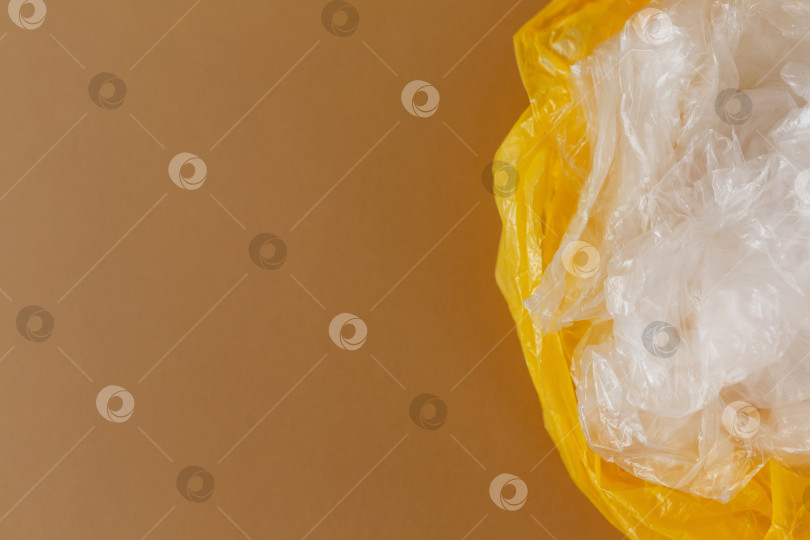 Скачать прозрачные одноразовые пластиковые пакеты на коричневом фоне фотосток Ozero