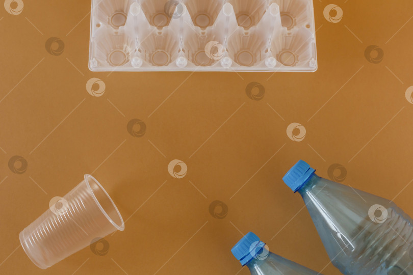 Скачать пластиковые бутылки, стекло и упаковка из-под яиц на коричневом фоне фотосток Ozero