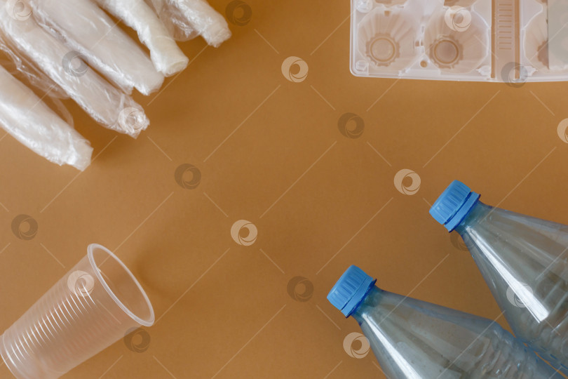 Скачать пластиковые бутылки и пакеты, стекло и тара из-под яиц на коричневом фоне фотосток Ozero