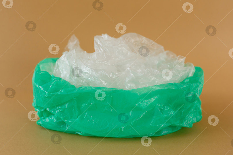 Скачать прозрачные одноразовые пластиковые пакеты на коричневом фоне фотосток Ozero