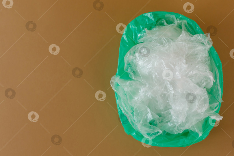 Скачать прозрачные одноразовые пластиковые пакеты на коричневом фоне фотосток Ozero