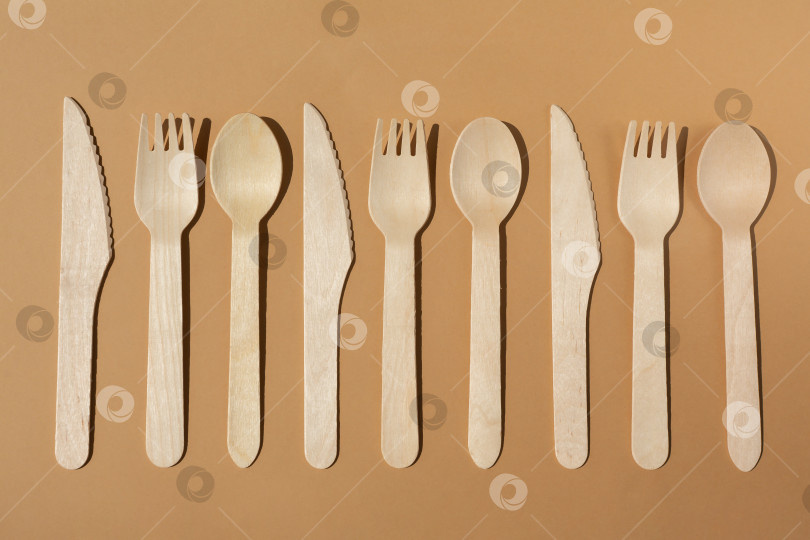 Скачать Контрастное освещение. Экологически чистые деревянные столовые приборы. Вилка, нож, ложка. Концепция без использования пластика. фотосток Ozero