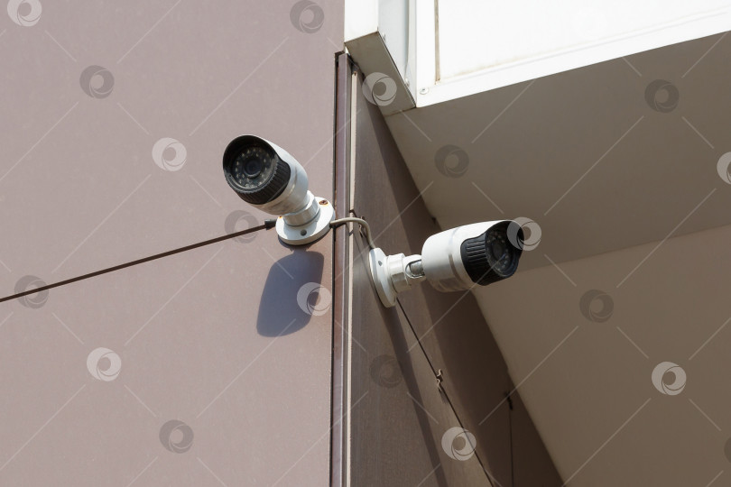 Скачать Камера видеонаблюдения на стене офисного здания фотосток Ozero