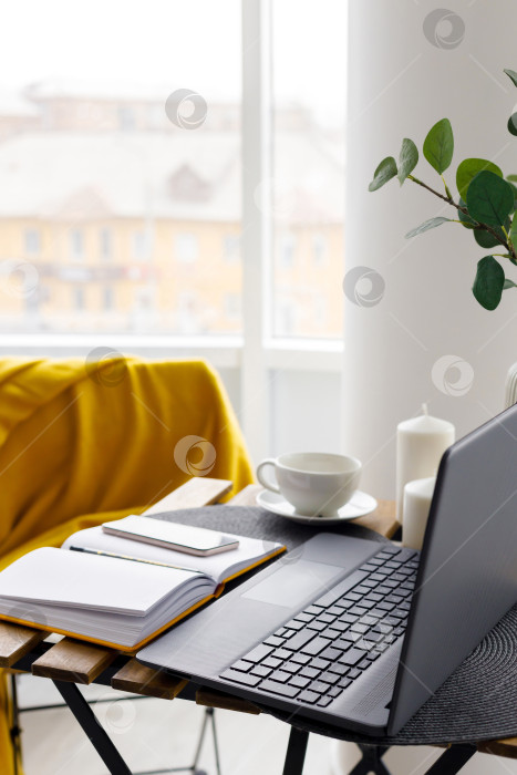 Скачать клавиатура ноутбука на фоне окна фотосток Ozero