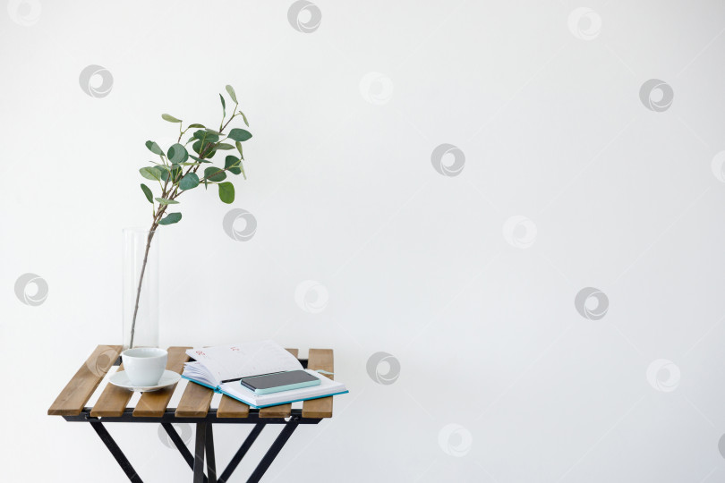 Скачать Деревянный стол на фоне белой стены фотосток Ozero