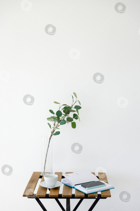 Скачать Деревянный стол на фоне белой стены фотосток Ozero