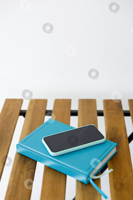 Скачать смартфон и ноутбук на деревянном столе фотосток Ozero