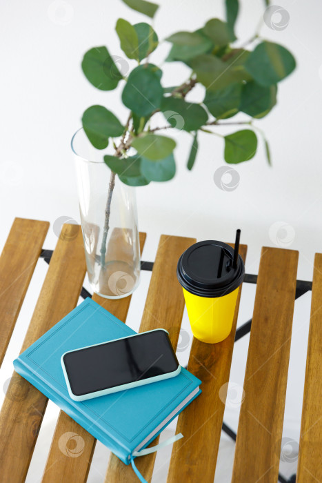 Скачать Деревянный стол на фоне белой стены фотосток Ozero