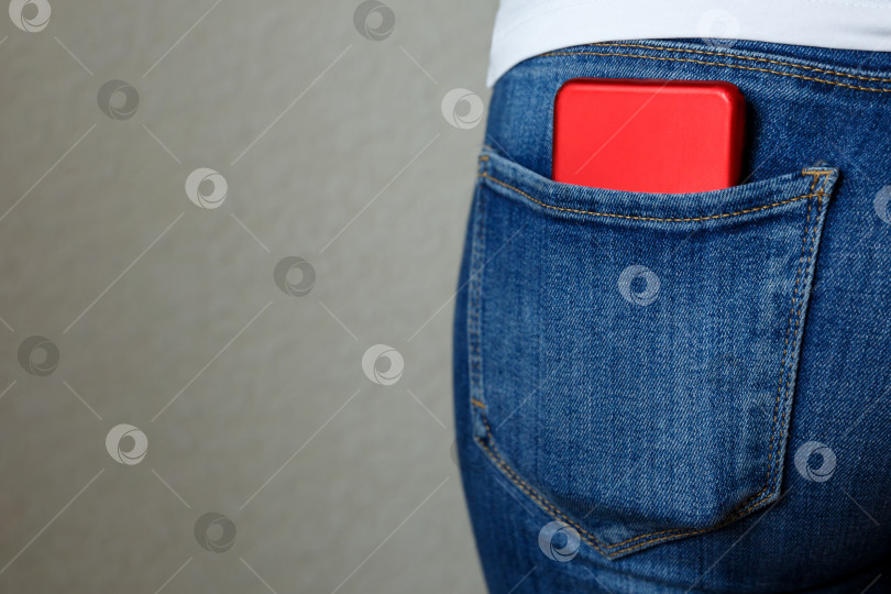 Скачать Смартфон в заднем кармане джинсов фотосток Ozero