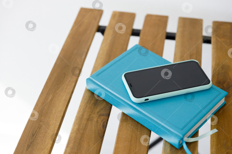 Скачать смартфон и ноутбук на деревянном столе фотосток Ozero