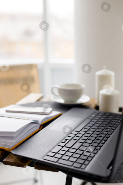 Скачать клавиатура ноутбука на фоне окна фотосток Ozero