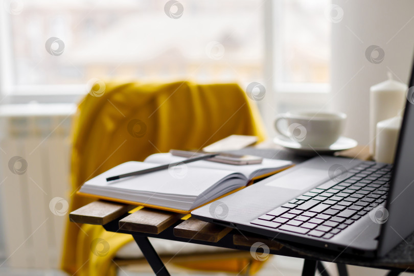 Скачать клавиатура ноутбука на фоне окна фотосток Ozero