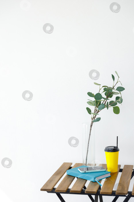 Скачать Деревянный стол на фоне белой стены фотосток Ozero