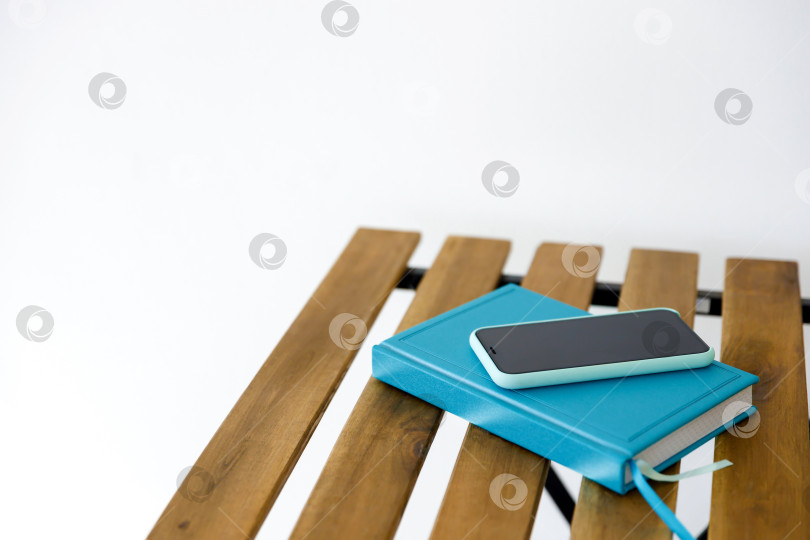 Скачать смартфон и ноутбук на деревянном столе фотосток Ozero