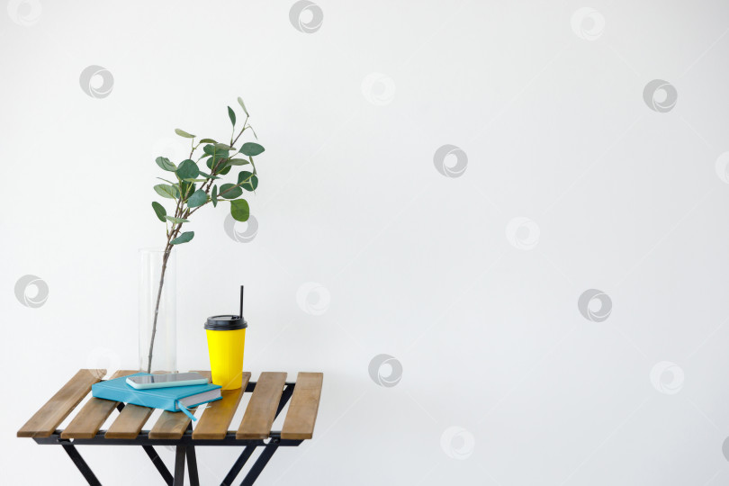 Скачать Деревянный стол на фоне белой стены фотосток Ozero