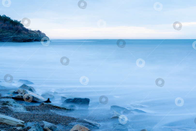 Скачать Шторм в Геленджике с длительной выдержкой. Волны в виде тумана набегают на пляж Геленджика. Сумерки, закат солнца. фотосток Ozero