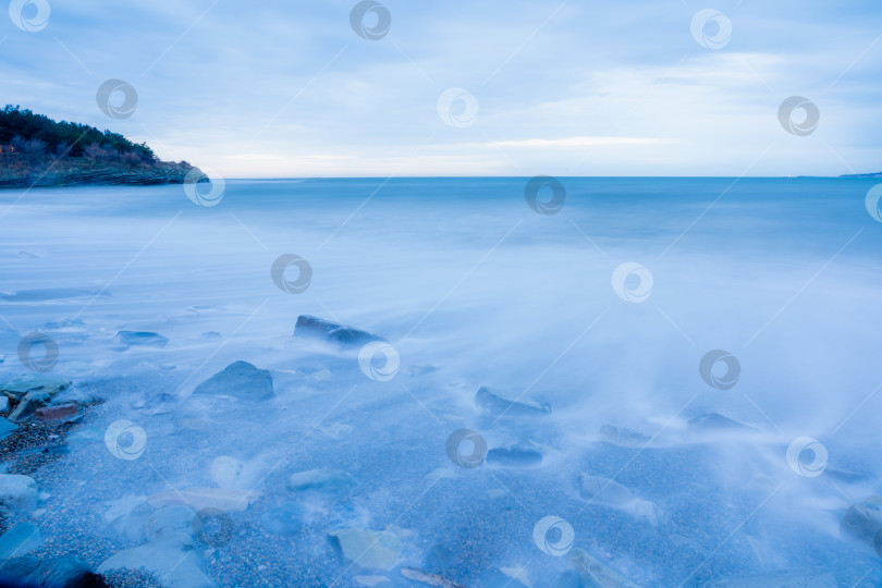 Скачать Шторм в Геленджике с длительной выдержкой. Волны в виде тумана набегают на пляж Геленджика. Сумерки, закат солнца. фотосток Ozero