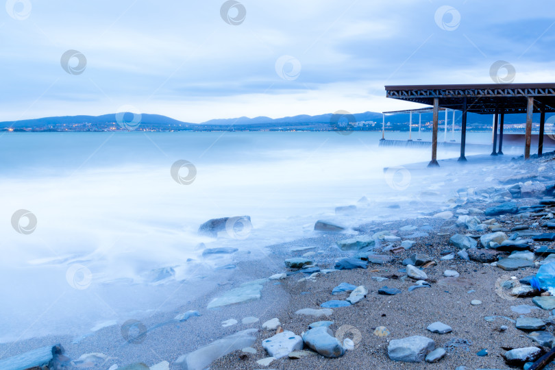 Скачать Шторм в Геленджике с длительной выдержкой. Волны в виде тумана набегают на пляж Геленджика. Сумерки, закат солнца. фотосток Ozero