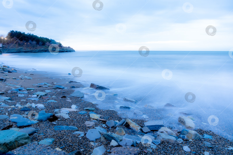Скачать Шторм в Геленджике с длительной выдержкой. Волны в виде тумана набегают на пляж Геленджика. Сумерки, закат солнца. фотосток Ozero