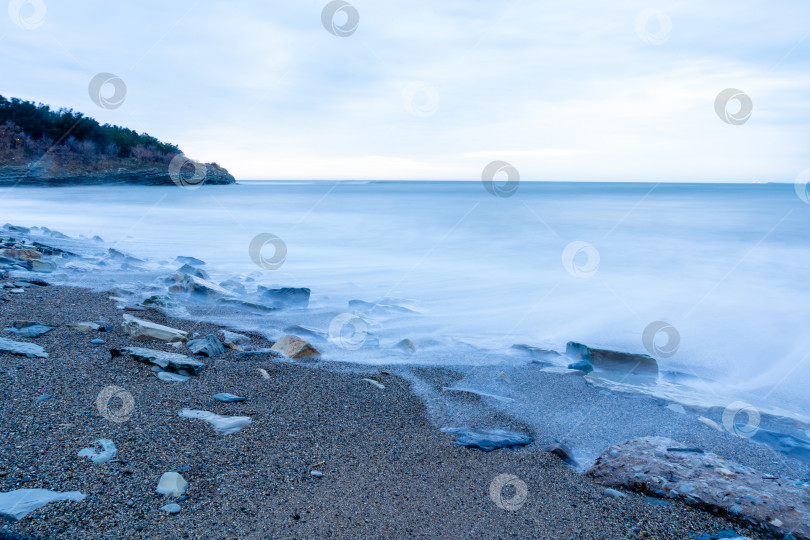 Скачать Шторм в Геленджике с длительной выдержкой. Волны в виде тумана набегают на пляж Геленджика. Сумерки, закат солнца. фотосток Ozero