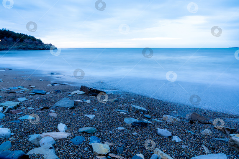 Скачать Шторм в Геленджике с длительной выдержкой. Волны в виде тумана набегают на пляж Геленджика. Сумерки, закат солнца. фотосток Ozero