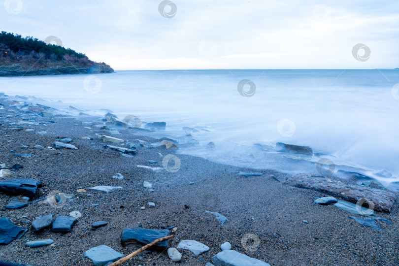 Скачать Шторм в Геленджике с длительной выдержкой. Волны в виде тумана набегают на пляж Геленджика. Сумерки, закат солнца. фотосток Ozero