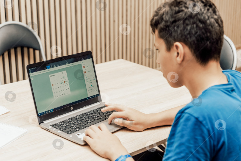 Скачать Санкт-Петербург, Россия, 22 июня 2021 года, дети сидят в школьном компьютерном классе фотосток Ozero