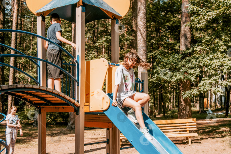 Скачать Санкт-Петербург, Россия, 21 июня 2020 года, Детская игровая площадка на улице летняя фотосток Ozero