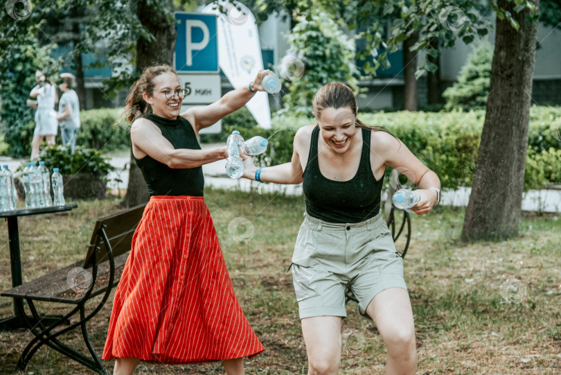 Скачать Санкт-Петербург, Россия, 21 июня 2021 года, Подростки обливают друг друга водой из бутылок фотосток Ozero